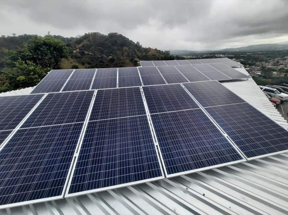 Instalación solar en techo con vista a colinas