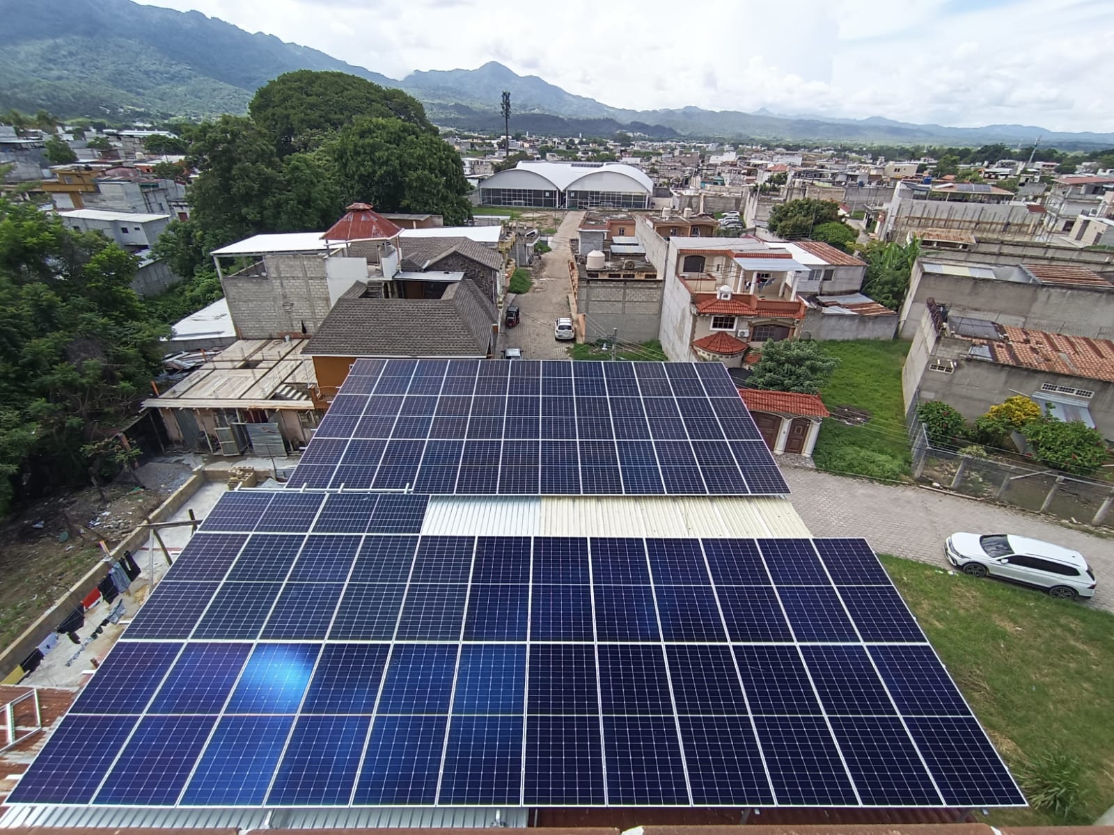 Instalación solar comercial vista aérea