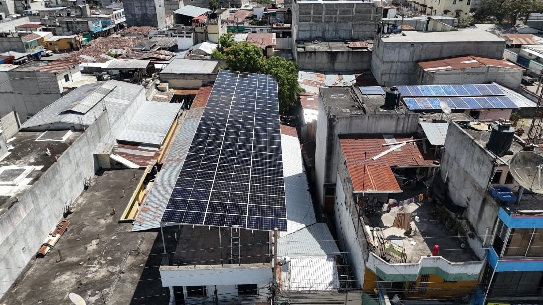 Instalación solar urbana vista aérea